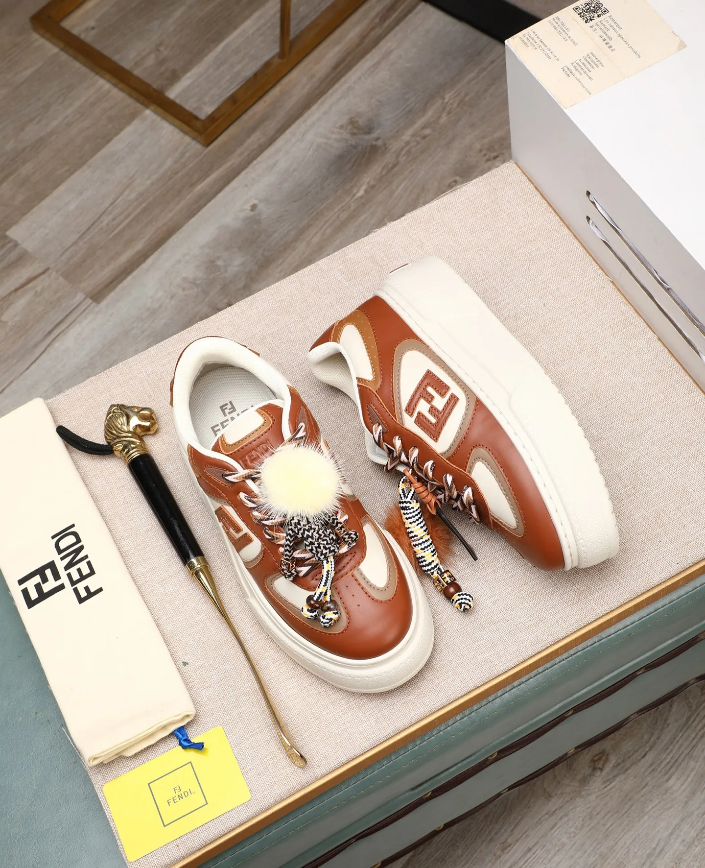 Men's shoes 💰740 Top quality Fendi Match series 25 latest colors Pendant thick sole lace casual FENDI Match lace. Made of light pink leather with white and ocher brown details. Contrast leather FF appliqué on the sides and hiking laces in white, pink and ocher brown. Thick rubber sole with oversized embossed FENDI lettering on the heel. Metal ring charm on the tongue: A small braided doll with contrasting mink fur details and gold metallic FF on the right shoe. The left shoe features a braided cord with contrasting mink double pom poms, metallic FF beads, and Pequin print pattern and logo. Upper: Original custom-made imported first-layer cowhide. Inner lining: Imported custom-made breathable mesh lining. Sole: Original open-molded ultra-light foam material. Bottom thickness: 5CM. Number of yards: women's 35-40 (custom-made 40 non-refundable).